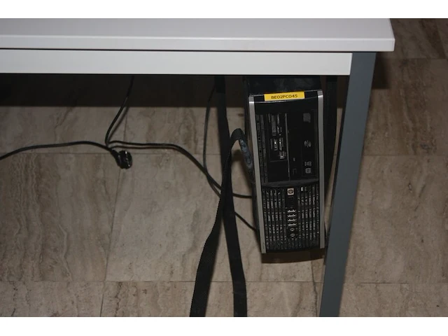 Rechthoekige schrijftafel 80x160 cm, rolbureelstoel met zwarte stoffen zit en rug, centrale eenheid hp compaq amd, monitor samsung s24e650 (18,20,38,43) - afbeelding 3 van  5