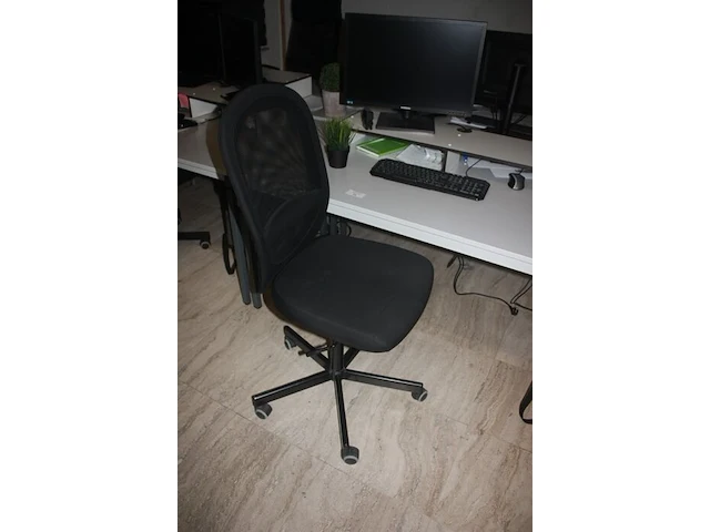 Rechthoekige schrijftafel 80x160 cm, rolbureelstoel met zwarte stoffen zit en rug, centrale eenheid hp compaq amd, monitor samsung s24e650 (18,20,38,43) - afbeelding 4 van  5