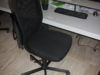 Rechthoekige schrijftafel 80x160 cm, rolbureelstoel met zwarte stoffen zit en rug, centrale eenheid hp compaq amd, monitor samsung s24e650 (18,20,38,43) - afbeelding 4 van  5