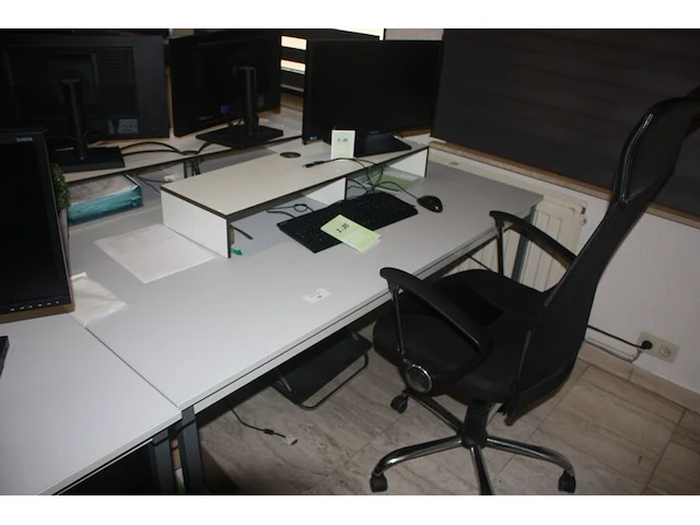 Rechthoekige schrijftafel 80x160 cm, rolbureelstoel met zwarte stoffen zit en rug, monitor samsung s24e650 (18,20,37) - afbeelding 1 van  5