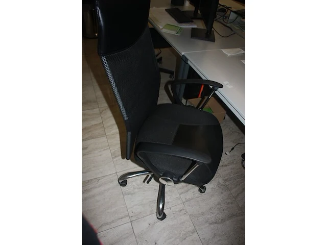 Rechthoekige schrijftafel 80x160 cm, rolbureelstoel met zwarte stoffen zit en rug, monitor samsung s24e650 (18,20,37) - afbeelding 2 van  5