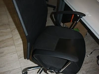 Rechthoekige schrijftafel 80x160 cm, rolbureelstoel met zwarte stoffen zit en rug, monitor samsung s24e650 (18,20,37) - afbeelding 2 van  5
