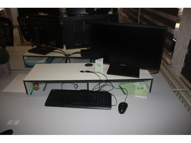 Rechthoekige schrijftafel 80x160 cm, rolbureelstoel met zwarte stoffen zit en rug, monitor samsung s24e650 (18,20,37) - afbeelding 3 van  5
