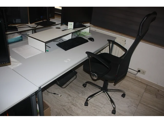 Rechthoekige schrijftafel 80x160 cm, rolbureelstoel met zwarte stoffen zit en rug, monitor samsung s24e650 (18,20,37) - afbeelding 4 van  5