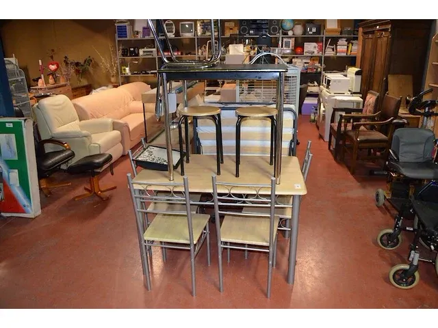 Rechthoekige tafel met 4 stoelen, keukentafel chroom onderstel met 1 stoel, 2 krukjes - afbeelding 1 van  7