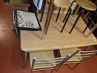 Rechthoekige tafel met 4 stoelen, keukentafel chroom onderstel met 1 stoel, 2 krukjes - afbeelding 5 van  7