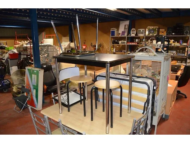 Rechthoekige tafel met 4 stoelen, keukentafel chroom onderstel met 1 stoel, 2 krukjes - afbeelding 6 van  7