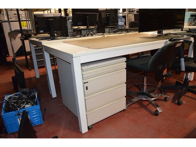 Rechthoekige witte tafel 200x100 cm, zwarte rolbureelstoel (172,187) - afbeelding 4 van  7