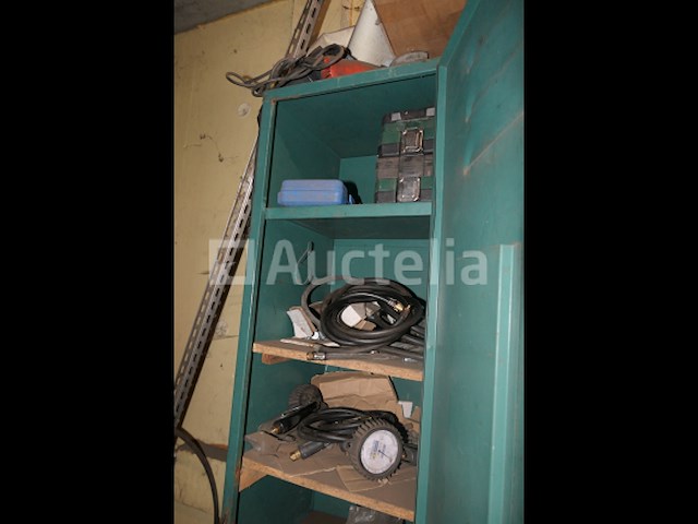 Rechtopstaande compressor, kleedkamer en inhoud - afbeelding 2 van  13