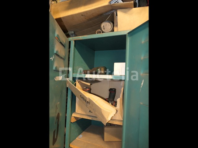 Rechtopstaande compressor, kleedkamer en inhoud - afbeelding 3 van  13