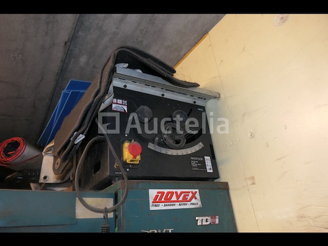 Rechtopstaande compressor, kleedkamer en inhoud - afbeelding 5 van  13