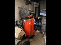 Rechtopstaande compressor, kleedkamer en inhoud - afbeelding 6 van  13