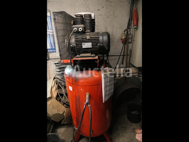 Rechtopstaande compressor, kleedkamer en inhoud - afbeelding 7 van  13