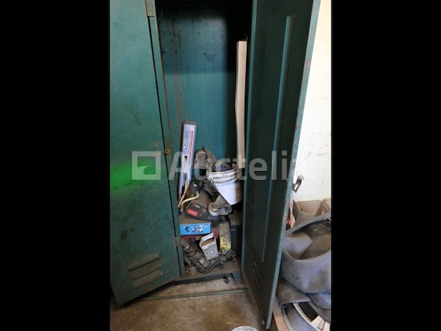 Rechtopstaande compressor, kleedkamer en inhoud - afbeelding 9 van  13