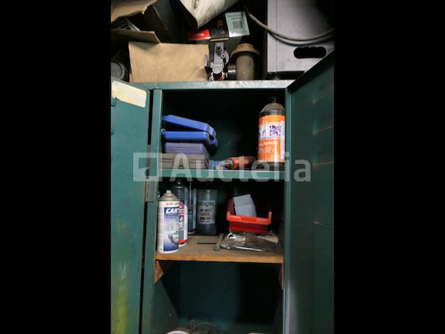 Rechtopstaande compressor, kleedkamer en inhoud - afbeelding 12 van  13