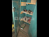 Rechtopstaande compressor, kleedkamer en inhoud - afbeelding 13 van  13