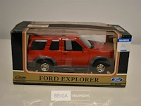 Red box miniatuur ford explorer nr. 68008 1/24 - afbeelding 1 van  2
