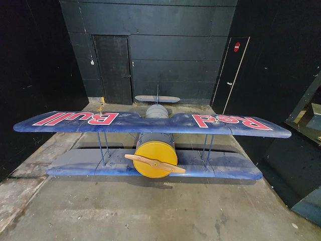 Red bull decoratie vliegtuig - afbeelding 2 van  6