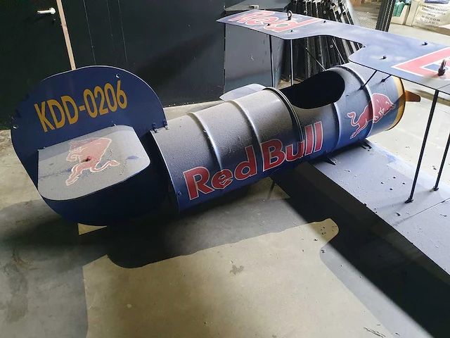 Red bull decoratie vliegtuig - afbeelding 4 van  6