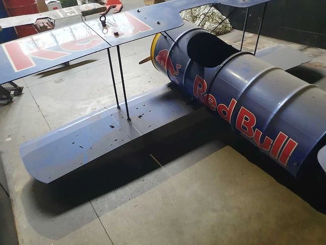 Red bull decoratie vliegtuig - afbeelding 5 van  6