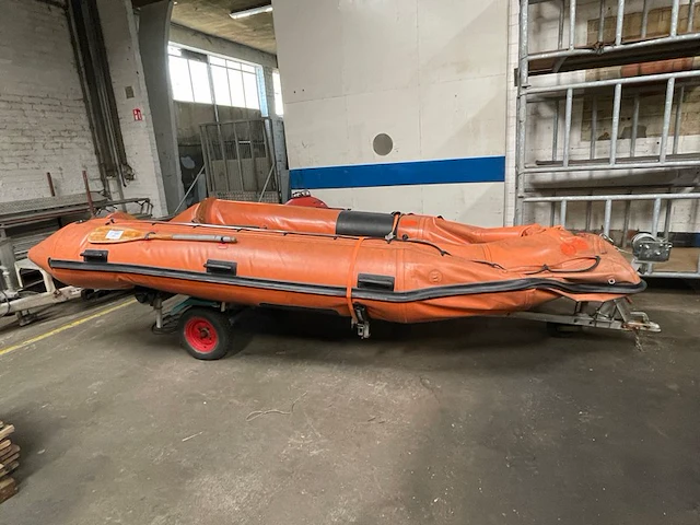 Reddingsboot en trailer - afbeelding 1 van  8