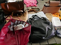 Reeks diverse draagtassen, handtassen en koffers - afbeelding 4 van  11
