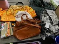 Reeks diverse draagtassen, handtassen en koffers - afbeelding 5 van  11