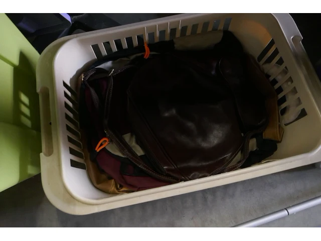 Reeks diverse draagtassen, handtassen en koffers - afbeelding 8 van  11