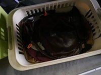 Reeks diverse draagtassen, handtassen en koffers - afbeelding 8 van  11