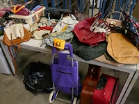 Reeks diverse draagtassen, handtassen en koffers - afbeelding 9 van  11