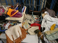 Reeks diverse draagtassen, handtassen en koffers - afbeelding 10 van  11