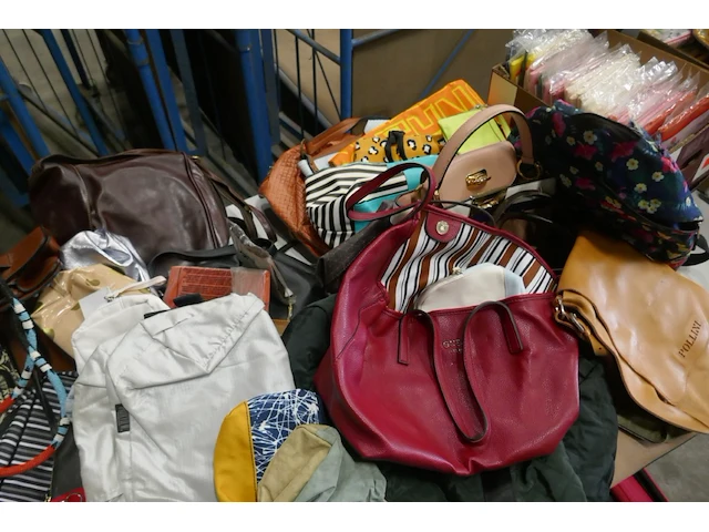 Reeks diverse draagtassen, handtassen en koffers - afbeelding 11 van  11
