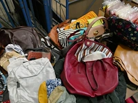 Reeks diverse draagtassen, handtassen en koffers - afbeelding 11 van  11