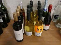 Reeks diverse flessen wijn met en zonder alcohol 15 stuks - afbeelding 1 van  3