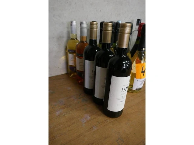 Reeks diverse flessen wijn met en zonder alcohol 15 stuks - afbeelding 3 van  3