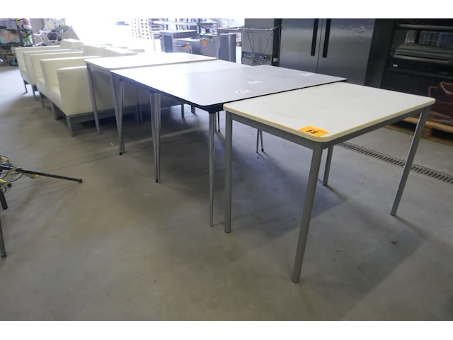 Reeks diverse keukentafels - afbeelding 1 van  4