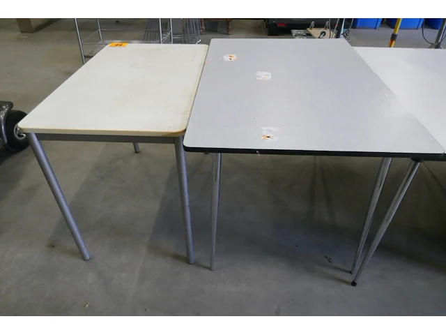 Reeks diverse keukentafels - afbeelding 4 van  4