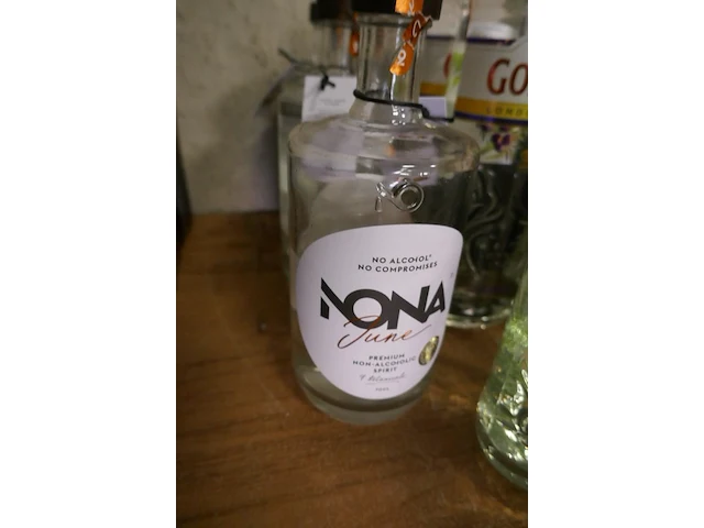 Reeks flessen gin met en zonder alcohol 12 stuks - afbeelding 3 van  4