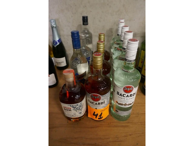 Reeks flessen rum en vodka 12 stuks - afbeelding 1 van  3