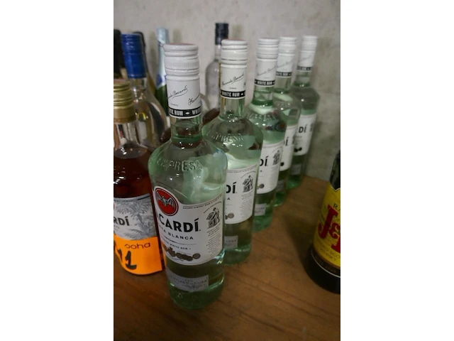 Reeks flessen rum en vodka 12 stuks - afbeelding 2 van  3