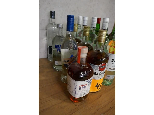 Reeks flessen rum en vodka 12 stuks - afbeelding 3 van  3