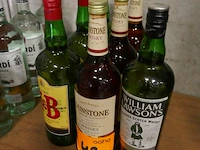 Reeks flessen whisky 7 stuks - afbeelding 1 van  3
