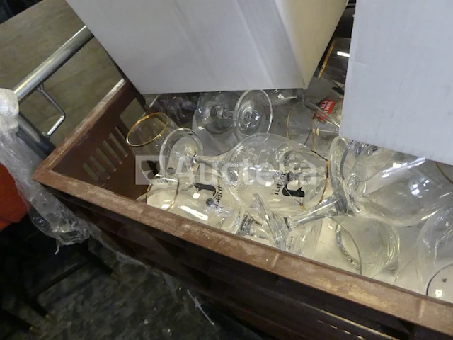 Ref: new yorkse kamer in de kelder - bril, inhoud van een winkelroller - afbeelding 3 van  11