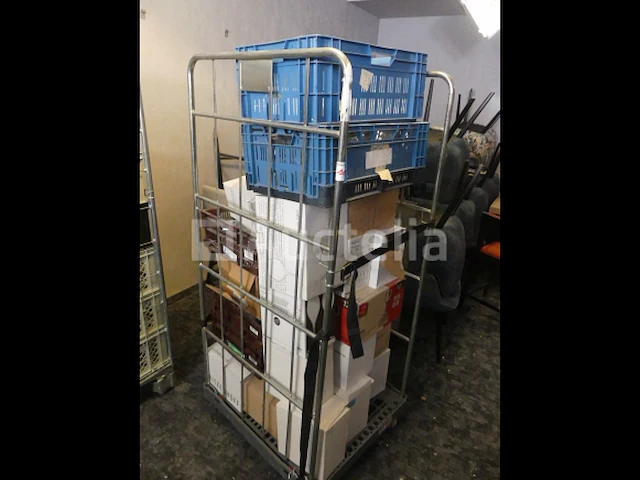 Ref: new yorkse kamer in de kelder - bril, inhoud van een winkelroller - afbeelding 7 van  11