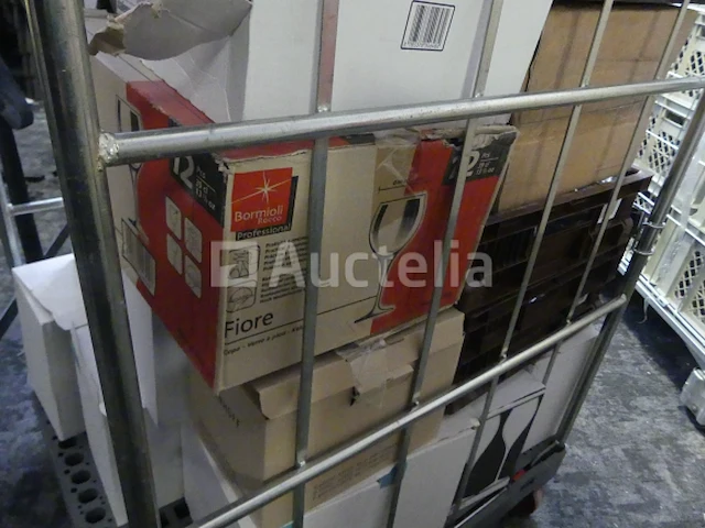 Ref: new yorkse kamer in de kelder - bril, inhoud van een winkelroller - afbeelding 8 van  11