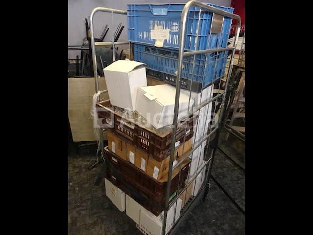 Ref: new yorkse kamer in de kelder - bril, inhoud van een winkelroller - afbeelding 11 van  11