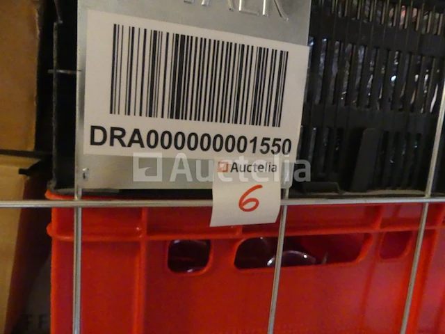 Ref: new yorkse kamer in de kelder - bril, inhoud van een winkelroller - afbeelding 1 van  8