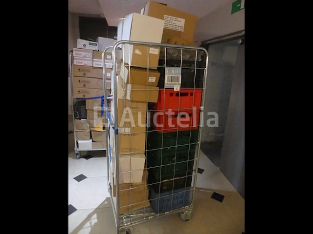Ref: new yorkse kamer in de kelder - bril, inhoud van een winkelroller - afbeelding 2 van  8