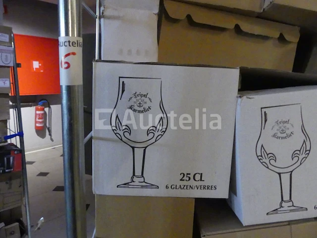 Ref: new yorkse kamer in de kelder - bril, inhoud van een winkelroller - afbeelding 3 van  8