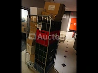Ref: new yorkse kamer in de kelder - bril, inhoud van een winkelroller - afbeelding 4 van  8